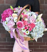 Цветочная композиция из Розы, Хризантемы, Пионы и Лизиантусы в корзине в Чегеме