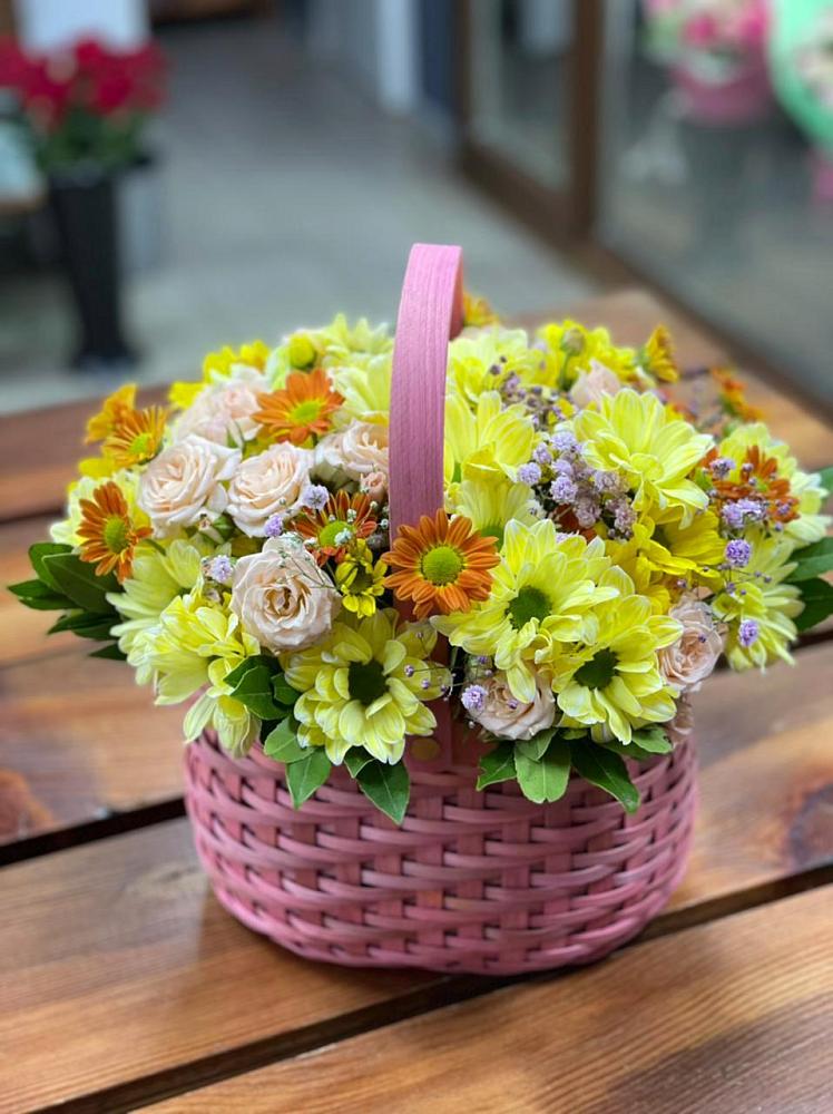 Цветочная композиция из Хризантемы и Розы в корзине в Чегеме