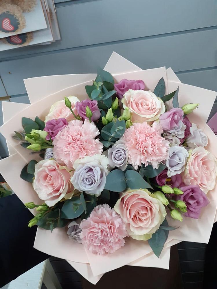 Букет цветов из: Розы, Гвоздики и Лизиантусы в Чегеме