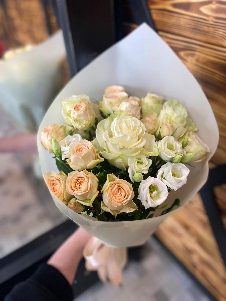 Букет цветов из: Розы и Лизиантусы в Чегеме